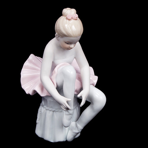 Dasha 6018C Figurine